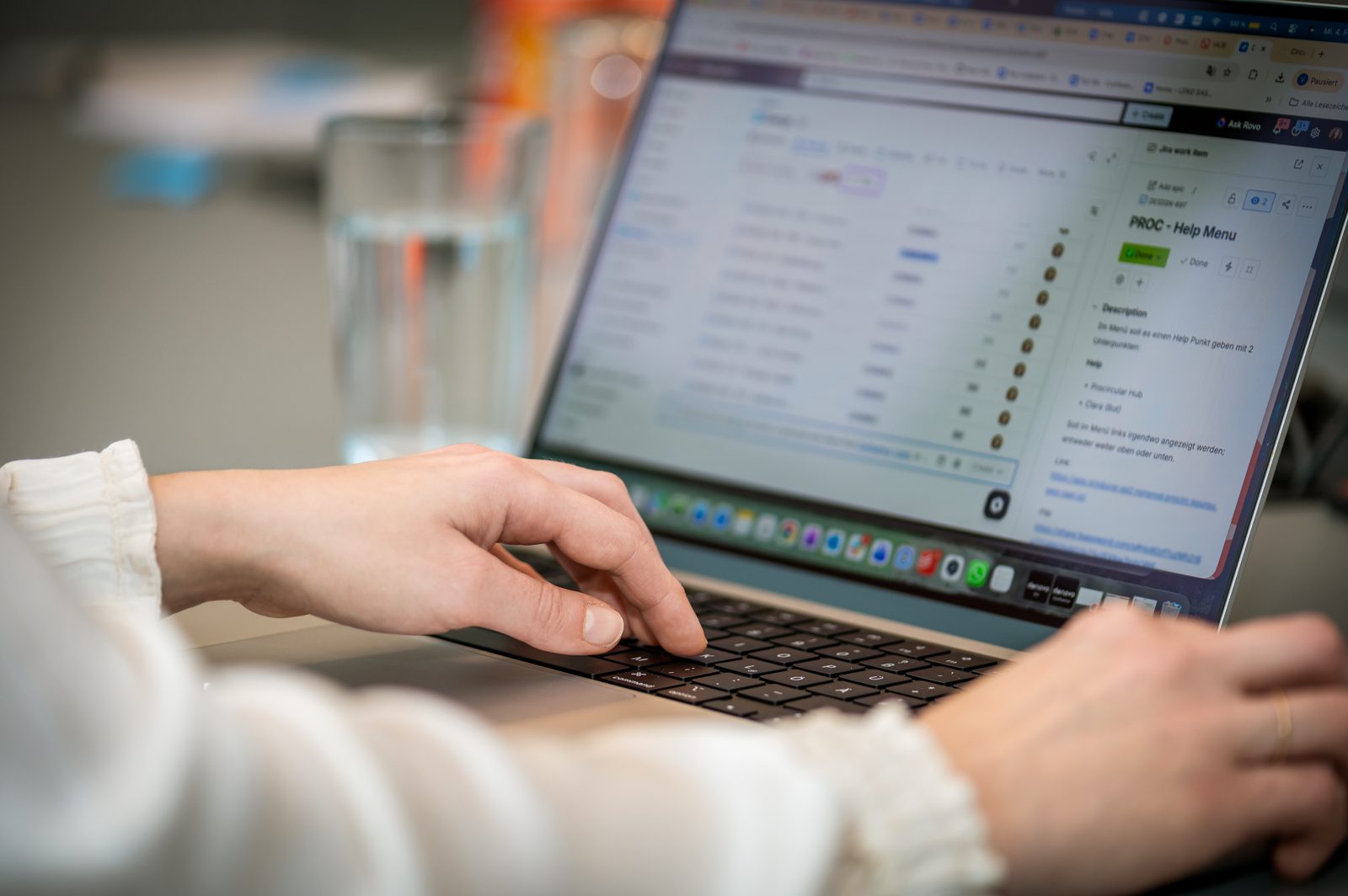 Teammitglied arbeitet an einer Web-Anwendung auf dem Laptop