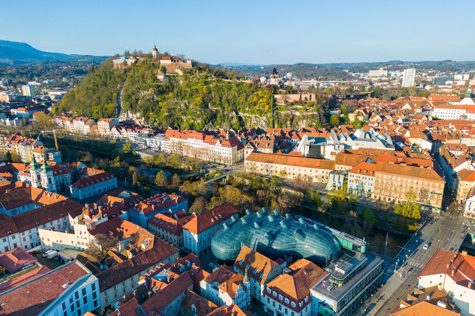 Blick über die Grazer Altstadt auf den Schloßberg