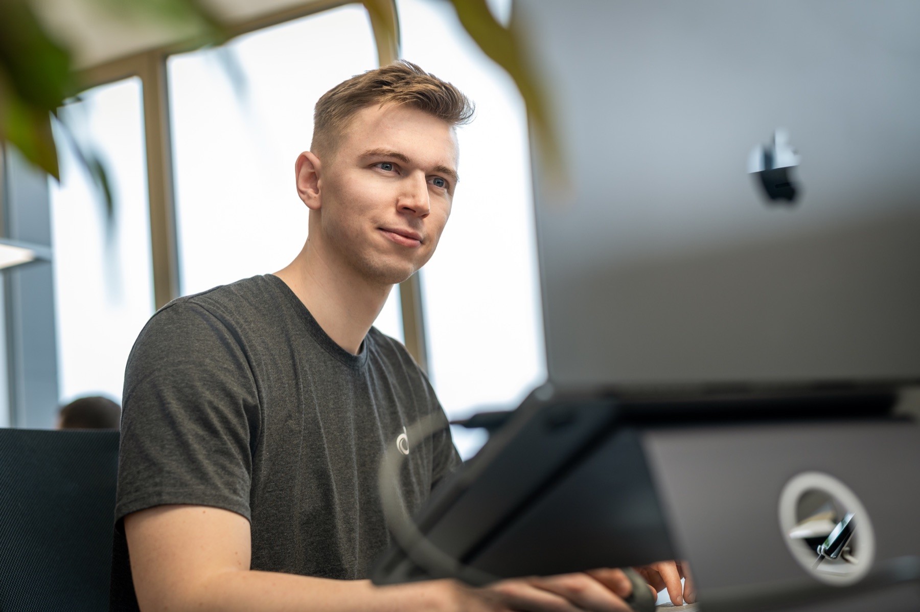 Teammitglied arbeitet an einem Computer im Denovo-Büro