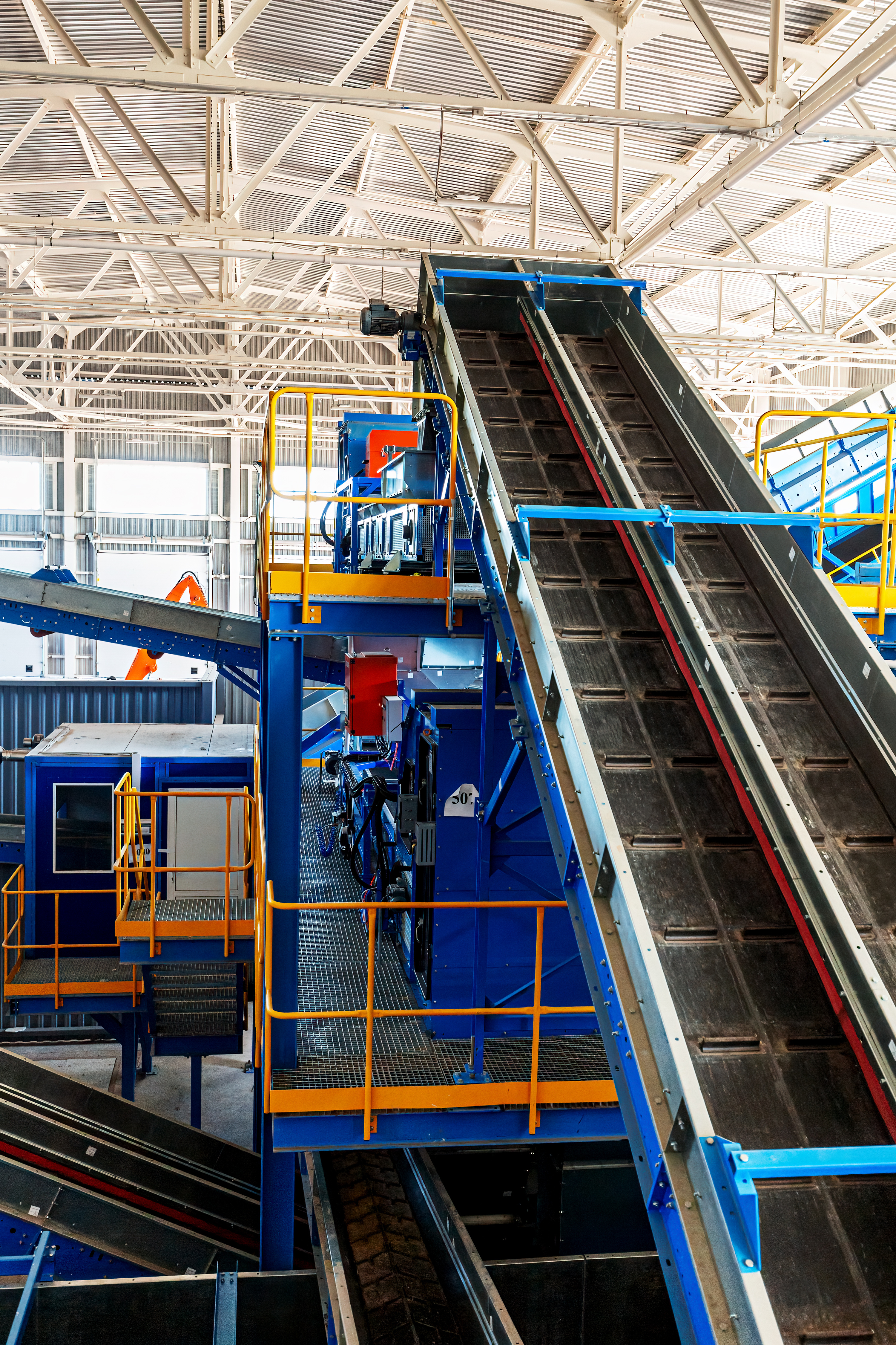 Förderanlage in einer modernen Sortier- und Recyclinganlage