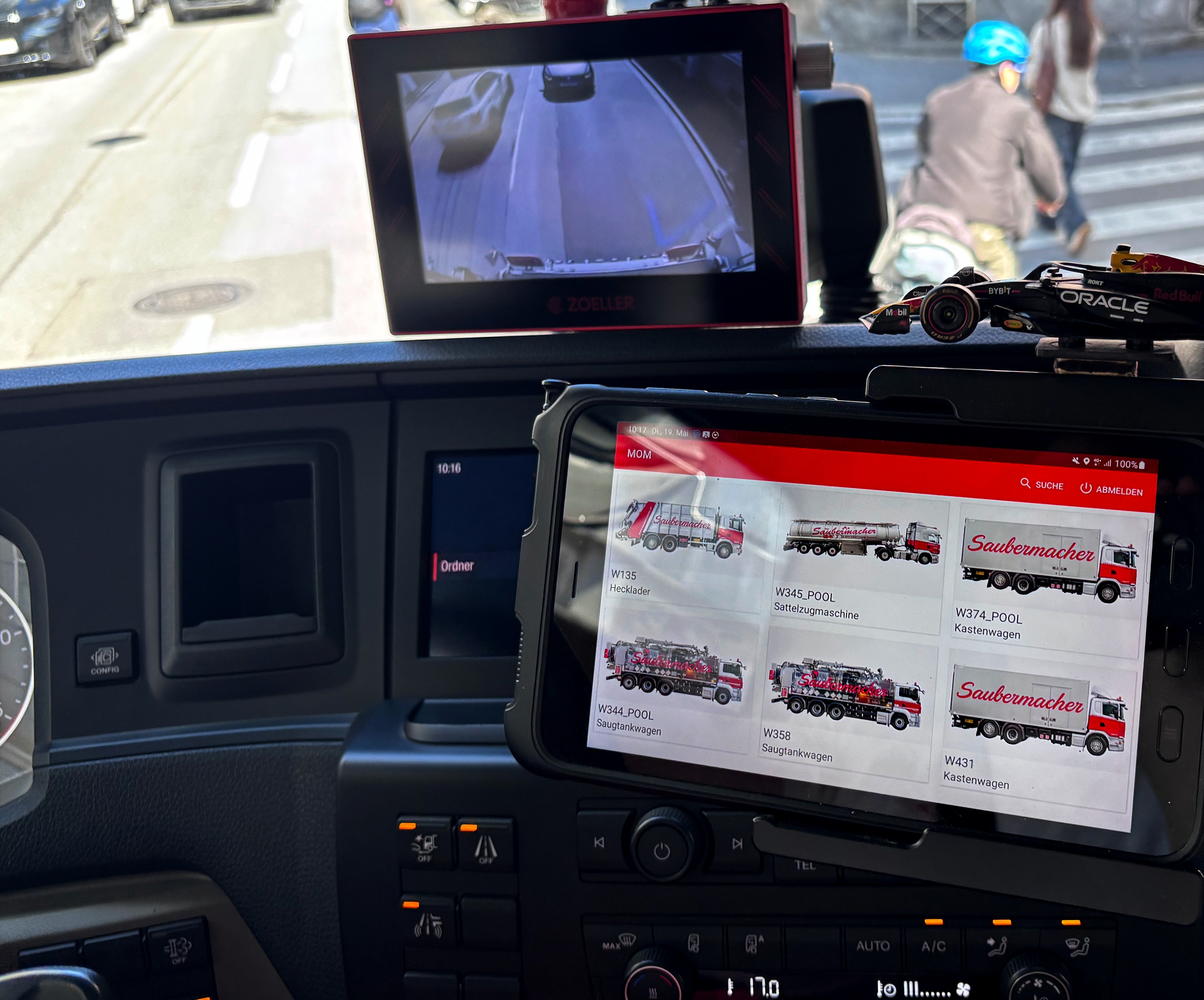Tablet mit digitaler Fahrzeugübersicht im Cockpit eines Entsorgungsfahrzeugs